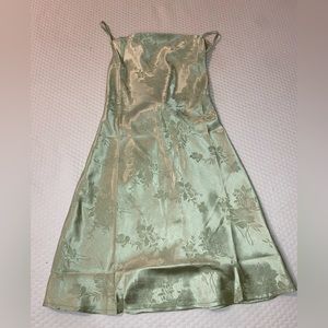 Petite medium green w flower detail green dress